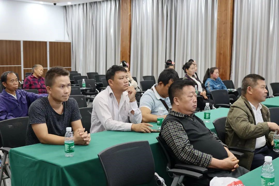 华润金融举行乡村振兴产业帮扶计划——剑河华润希望小镇村民捐赠仪式暨创业赋能培训