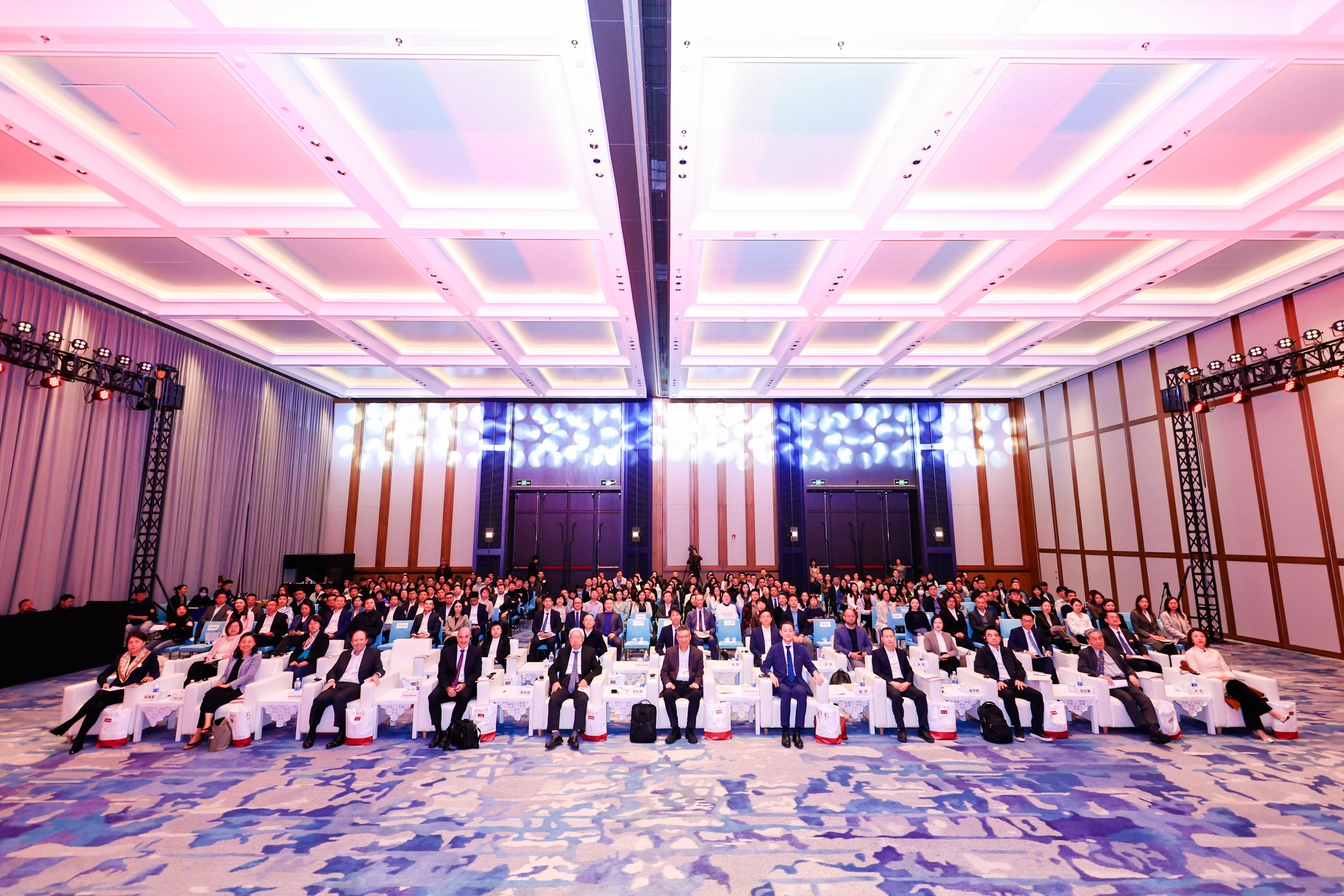 华润金融成功举办深圳国际金融大会之“金融开放与世界经济展望”全体大会